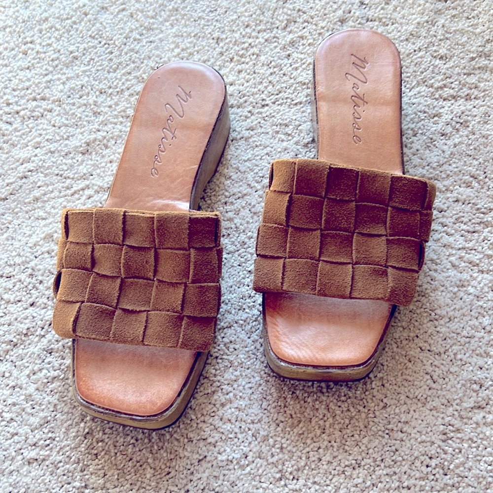 Camel slides by Matisse. Size 7